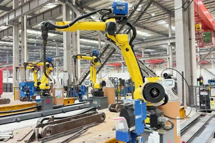 PG直营站方案中心工程师在实验室调试工业网关